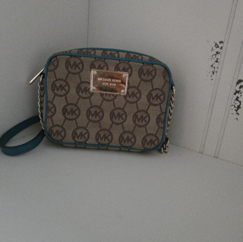 Michael Kors Signature Crossbody – Teal Trim & Gold Chain Detail